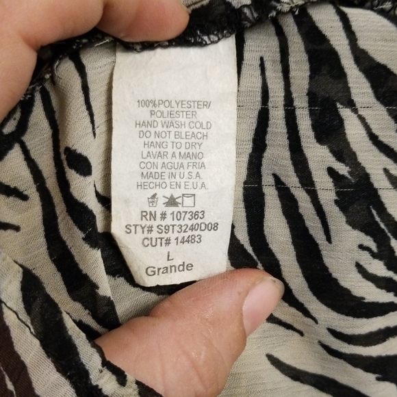 Animal print cut-out back top - Picture 5 of 6